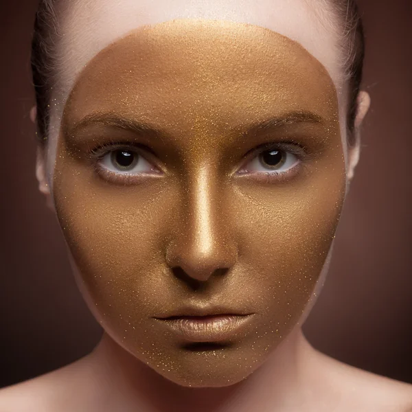 Женщина с художественным макияжем на лице — стоковое фото