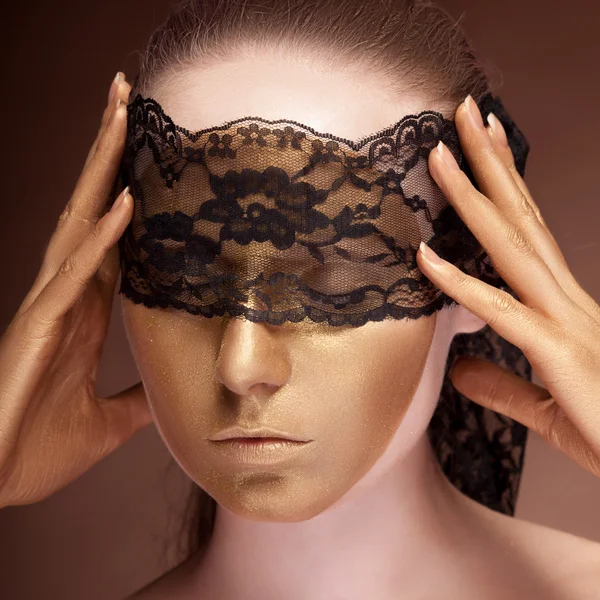 Mujer sensual con un encaje en la cara —  Fotos de Stock