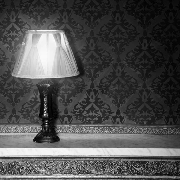 Lámpara vintage en la antigua chimenea en la habitación con patrón de rocco rojo — Foto de Stock