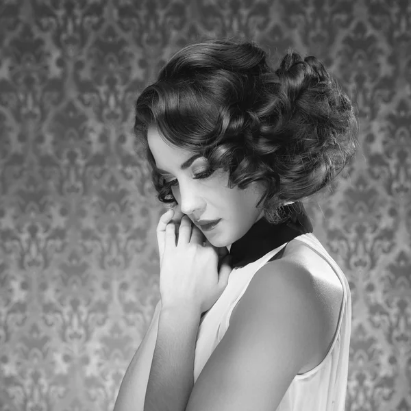 Gorgeous woman vintage toned image in retro room — Stock Photo, Image