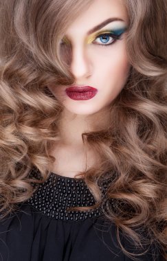 Mavi gözleri ve sanat muhteşem gilr makyaj