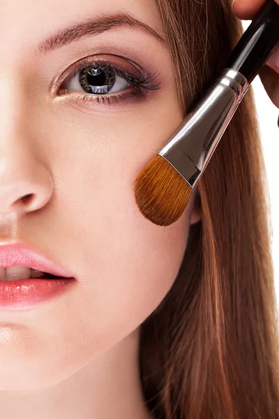 Κορίτσι με καθαρό δέρμα εφαρμογή make up με βούρτσα — Φωτογραφία Αρχείου