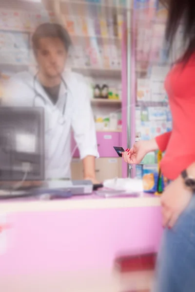 Cliente pagando con tarjeta de crédito en farmacia — Foto de Stock