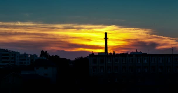 4K Hermoso timelapse de una zona industrial al atardecer — Vídeo de stock