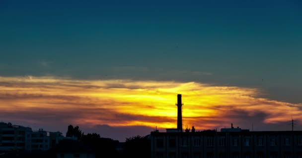 4K Hermoso timelapse de una zona industrial al atardecer — Vídeos de Stock