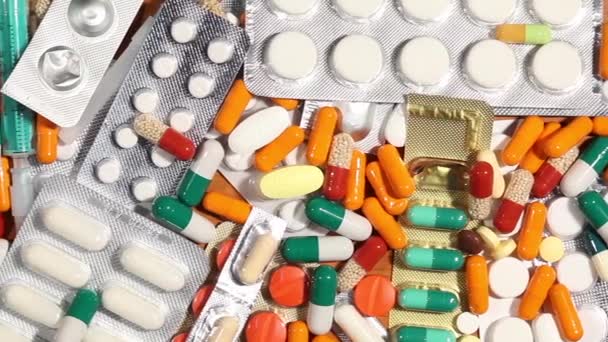 Veel drugs en pillen schot op tafel — Stockvideo