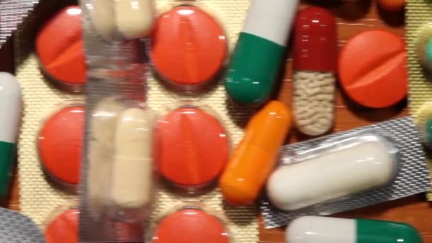 Таблетки и наркотики на столе — стоковое видео