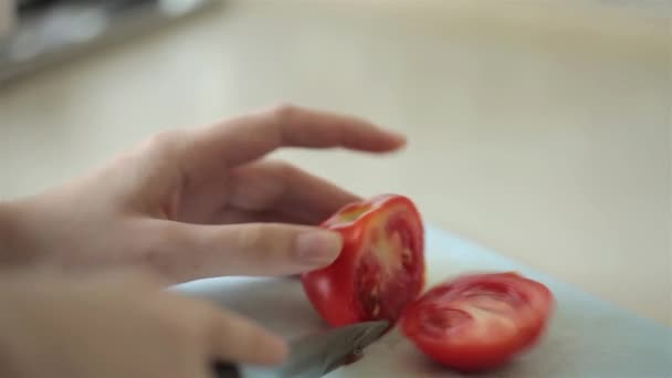 Режу помидоры на ужин — стоковое видео