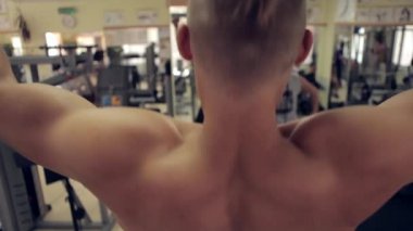 Spor salonunda egzersiz erkek