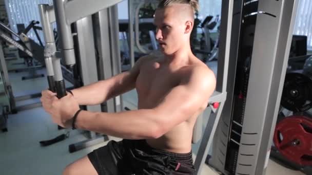 Hommes faisant de l'exercice dans le gymnase — Video