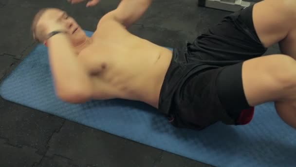 Pria berolahraga di gym — Stok Video