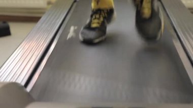 Spor salonunda egzersiz erkek