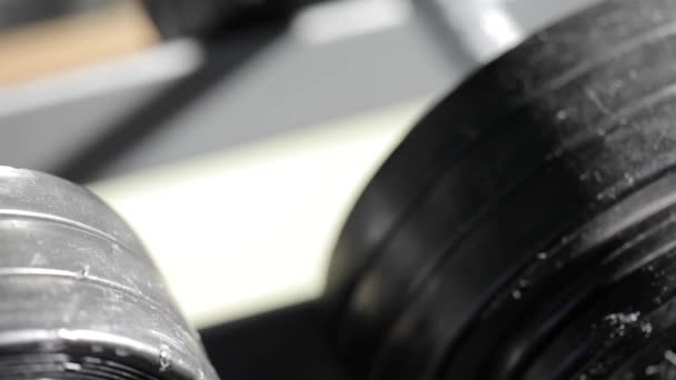 Hombres haciendo ejercicio en el gimnasio — Vídeo de stock