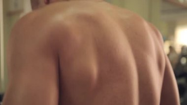 Spor salonunda egzersiz erkek