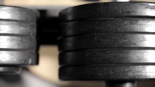 Hombres haciendo ejercicio en el gimnasio — Vídeo de stock