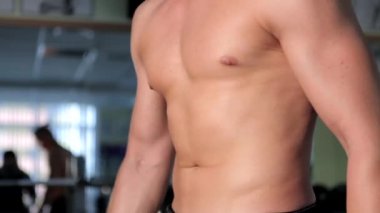 Spor salonunda egzersiz erkek