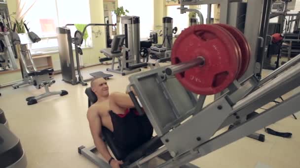 Hommes faisant de l'exercice dans le gymnase — Video