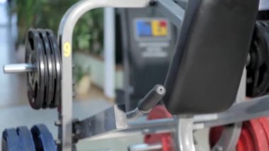 Spor salonunda egzersiz erkek