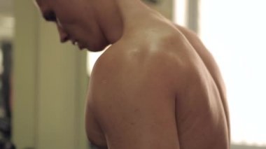 Spor salonunda egzersiz erkek