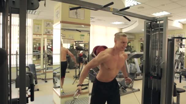 Hommes faisant de l'exercice dans le gymnase — Video