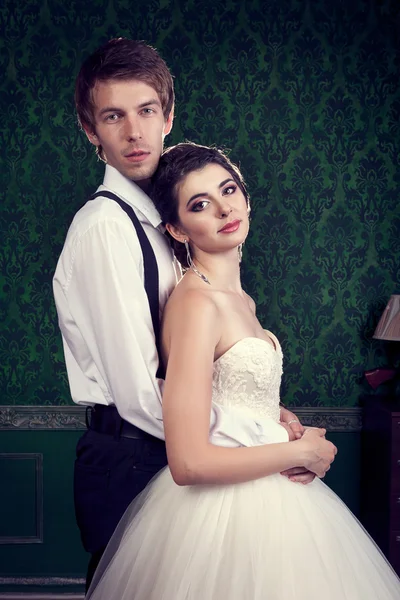 Счастливая невеста и жених на зеленом ретро интерьере — стоковое фото