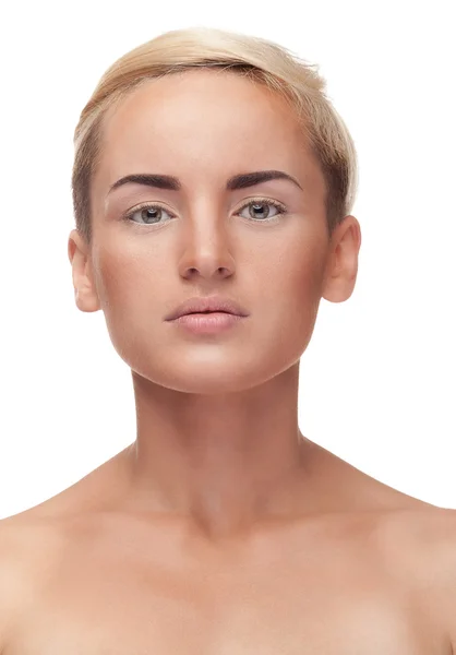 Женщина с натуральным макияжем на белом фоне — стоковое фото