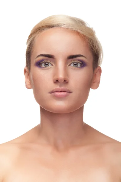 Mulher com maquiagem isolada sobre fundo branco — Fotografia de Stock