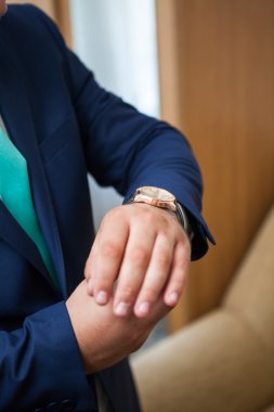 Damat Düğün için hazırlanıyor