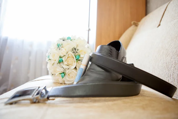 Свадебный букет и пояс для часов жениха — стоковое фото