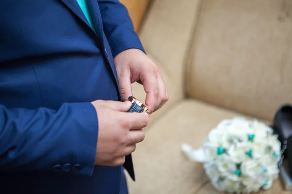 Noivo se preparando para o casamento — Fotografia de Stock