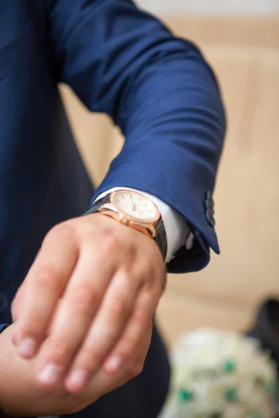 Groom getting ready for the wedding — Stock Photo, Image