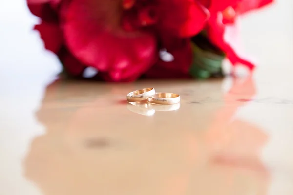 Wedding rings on table — Stock Photo, Image