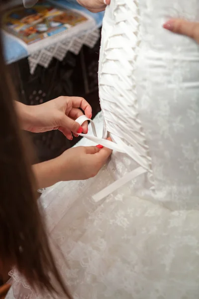 Braut macht sich bereit für die Hochzeit — Stockfoto