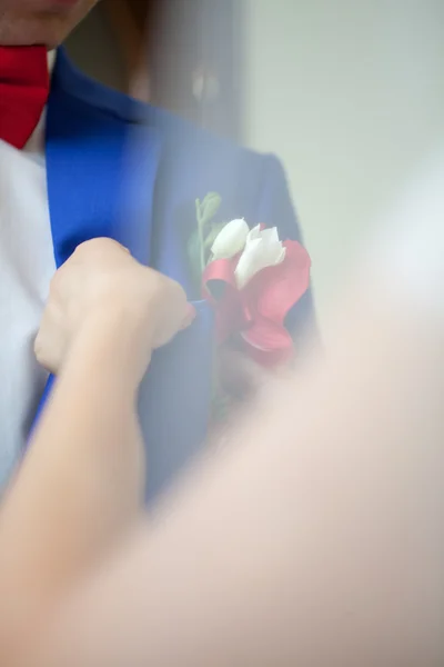 Bräutigam macht sich bereit für die Hochzeit — Stockfoto