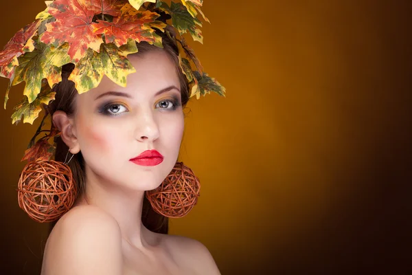 Sensual woman with leaves in head — Stock Photo, Image