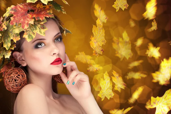 Sonbahar moda kavramı ile kızın kafasından yapraklar
