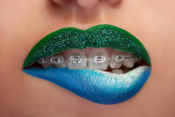 Close-up van mond blauwe en groene lippen met glitter haken — Stockfoto