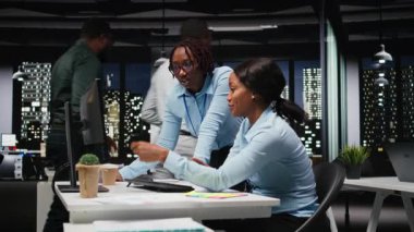 Masaüstündeki performans ölçümlerini analiz eden Afro-Amerikan işçi grubu çok uluslu bir şirkette iş stratejileri ve hedefleri belirliyor. Kamera A.