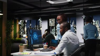 Uzmanlardan oluşan iş ekibi yapay zeka büyük verileri ve tahmin analitiğini kullanarak akıllı iş çözümlerini ve adaptif stratejiler için bulut hesaplamalarını kontrol ediyor. Yapay zeka mühendisliği algoritmaları. Kamera A.