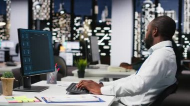 Afrika kökenli Amerikalı personel problem çözme görevleri için yapay zeka sohbet robotu sistemini, akıllı algoritmaları vurgulayan fütüristik yüksek teknolojiyi ve derin öğrenme için kullanır. İletişim ve bilişim desteği. Kamera B.