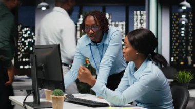 Masaüstündeki performans ölçümlerini analiz eden Afro-Amerikan işçi grubu çok uluslu bir şirkette iş stratejileri ve hedefleri belirliyor. Kamera B.