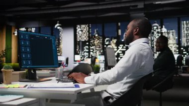 Afrika kökenli Amerikalı personel problem çözme görevleri için yapay zeka sohbet robotu sistemini, akıllı algoritmaları vurgulayan fütüristik yüksek teknolojiyi ve derin öğrenme için kullanır. İletişim ve bilişim desteği. Kamera A.