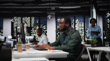 Yeni raporlar için veri içgörülerini ve performans ölçümlerini inceleyen iki meslektaş, geceleri çok uluslu bir şirkette başarı sağlamak ve hedeflere ulaşmak için vizyon ve hedefleri hizaladı. Kamera A.