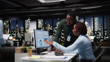 Siyahi şirket yöneticisi ve yardımcısı, girişim hedefleri ve performans ölçümleri arasında bir sinerji sağlayarak yeni bir genişleme planında işbirliği yapıyorlar. Bir proje için ortak görüşler. Kamera A.