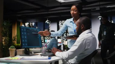 Afrika kökenli Amerikan bilişim uzmanları web-yapay zeka asistanlarını kullanarak metin üretimini otomatikleştiriyor ve günlük işleri çözüyor, üretkenliği arttırıyor. Gelişmiş algoritmalar ve dijital araçların entegrasyonu. Kamera A.