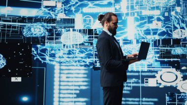 Yüksek teknoloji ortamında derin öğrenme ve büyük veri bağlantılarını araştıran iş adamı, gelecekçi kavramları ve akıllı gelişim araçlarıyla programlamayı keşfediyor. Kamera B.