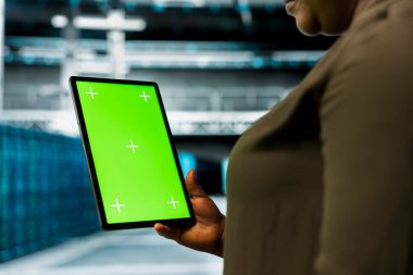 Dijital servislere ev sahipliği yapmak için kullanılan ekipmanları yüklemek için izole ekran tableti kullanarak veri merkezi yönetimini kapat. Sunucu merkezi çalışanı, krom anahtar aygıtı kullanarak dosya aktarımlarını yöneten ana bilgisayarları onarır