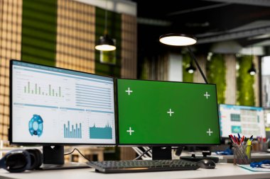 Boş profesyonel ofis analitik araçlar ve izole görüntü, modern kalkınma ve operasyonel verimliliği desteklemek için öngörü ve iş stratejisi için düzenlenmiş malzemeler içerir.