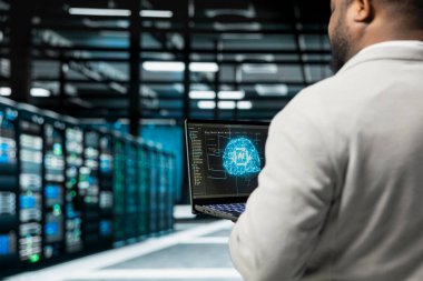 Yapay Zeka Veri Merkezi 'ndeki sistem yöneticisi programlamasını kapatın. Makine öğrenme eğitimi için kullanılan gelişmiş ekipmanlara ev sahipliği yapın. Sunucu merkezi çalışanı yapay zeka teknolojisini güncellemek için kod çalıştırıyor