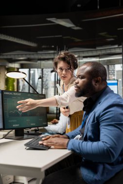 İş stratejisinde işbirliği yapan çok ırklı kurumsal profesyoneller, problem çözme ve kurumsal büyümeyi vurguluyorlar. Veri analizlerini kilit hedeflere ulaşmak için kullanan insanlar.